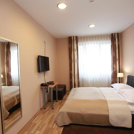 ביזובץ Hotel Petrijevci חדר תמונה